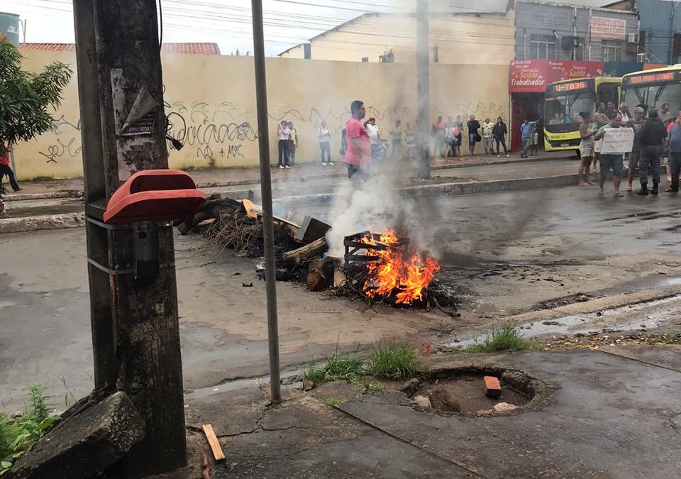 Moradores bloqueam avenida no Bairro João Paulo, em São Luís.