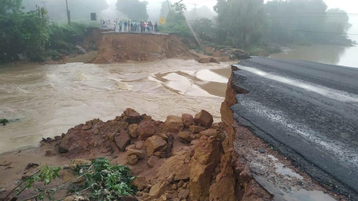 BR 222 cortada pelas chuvas em Açailândia