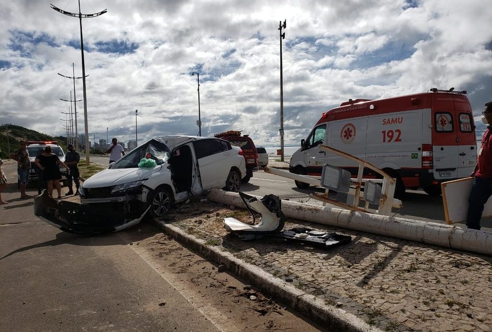 SLZ: Motorista fica presa às ferragens após bater em poste