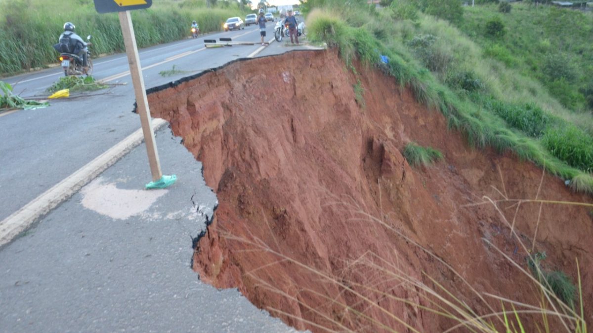 MA: Erosão deixa dois trechos da BR-222 em meia pista.