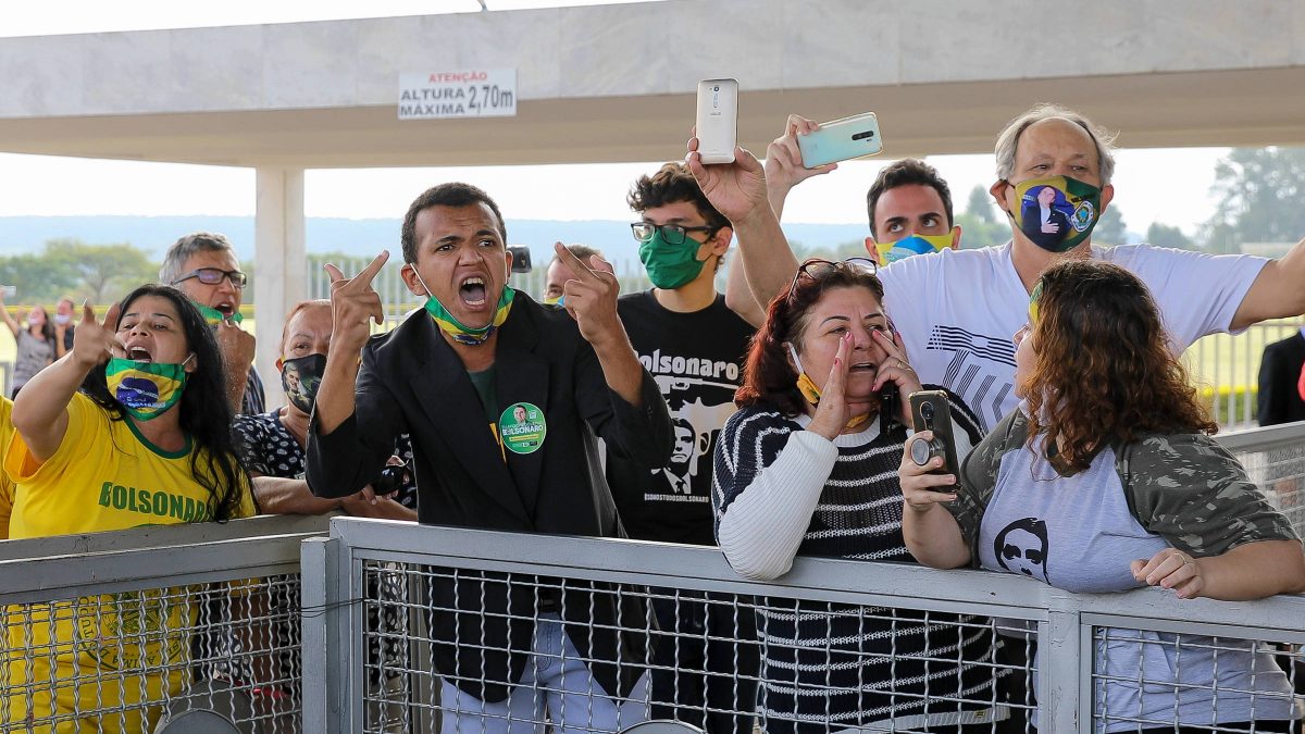 Agressão de bolsonaristas faz parte da imprensa suspender cobertura no Alvorada