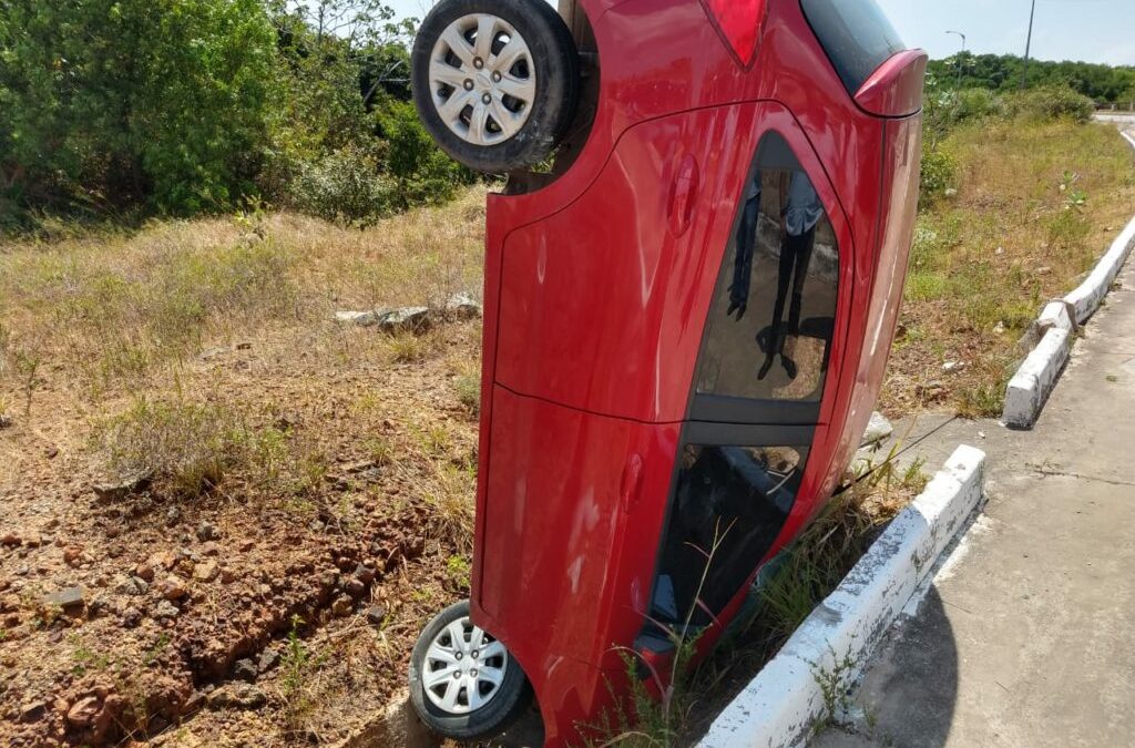 Motorista perde controle do carro que cai em vala na Via Expressa, em São Luís