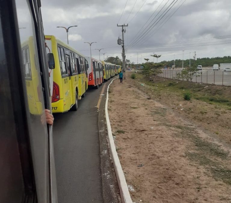 Trânsito caótico próximo ao Terminal da Praia Grande com protesto de professores