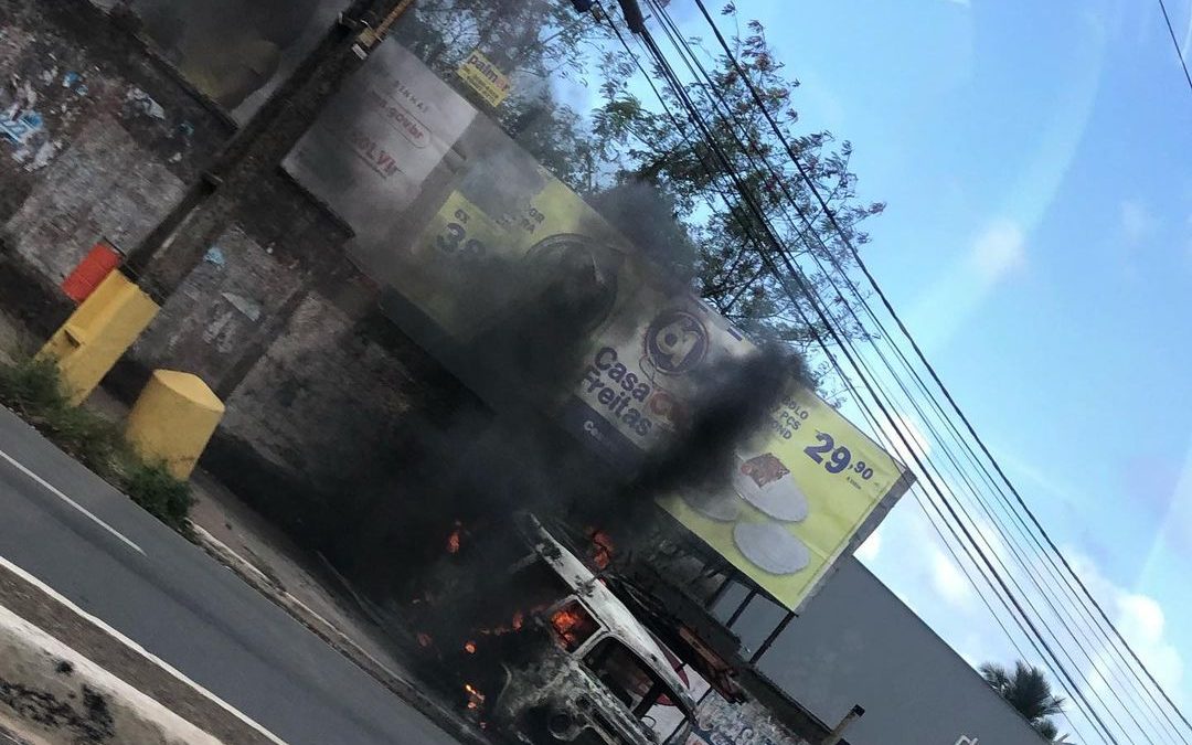 Vídeo: Kombi pega fogo em posto de gasolina na Avenida São Luís Rei de França