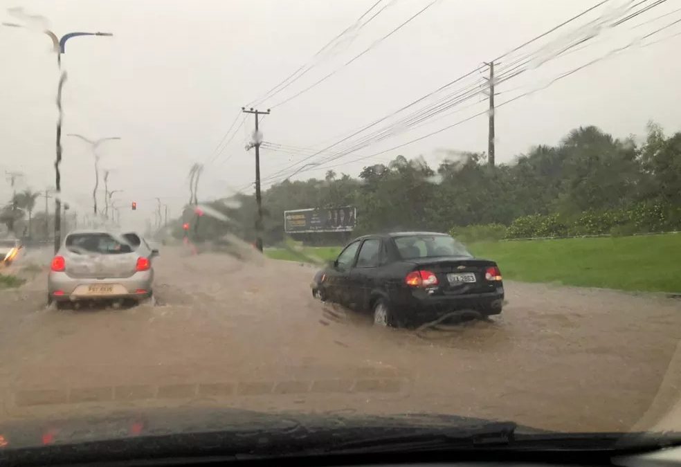 Chuva forte alaga vias, derruba árvores e deixa motoristas ilhados em São Luís