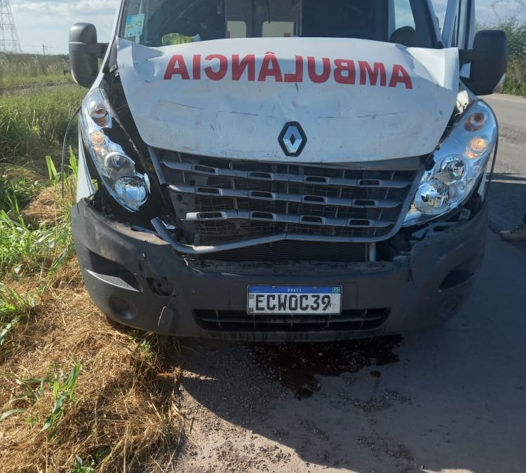 Ambulância de Cantanhede bate de frente em viatura da Polícia Civil