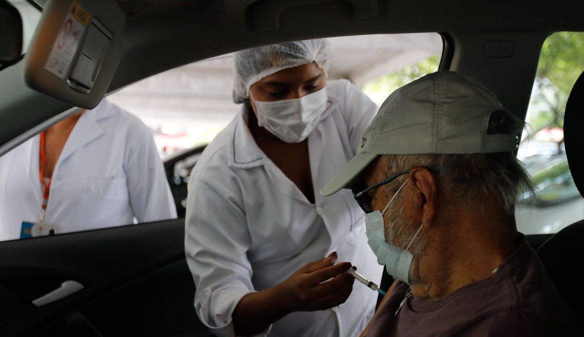 Vacinação reduz pela metade morte entre idosos com mais de 80 anos