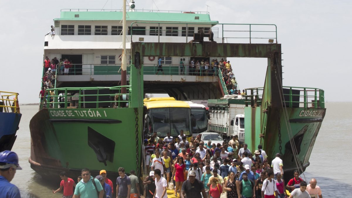 Usuários voltam a interditar Terminal do Cujupe contra falta de ferryboat