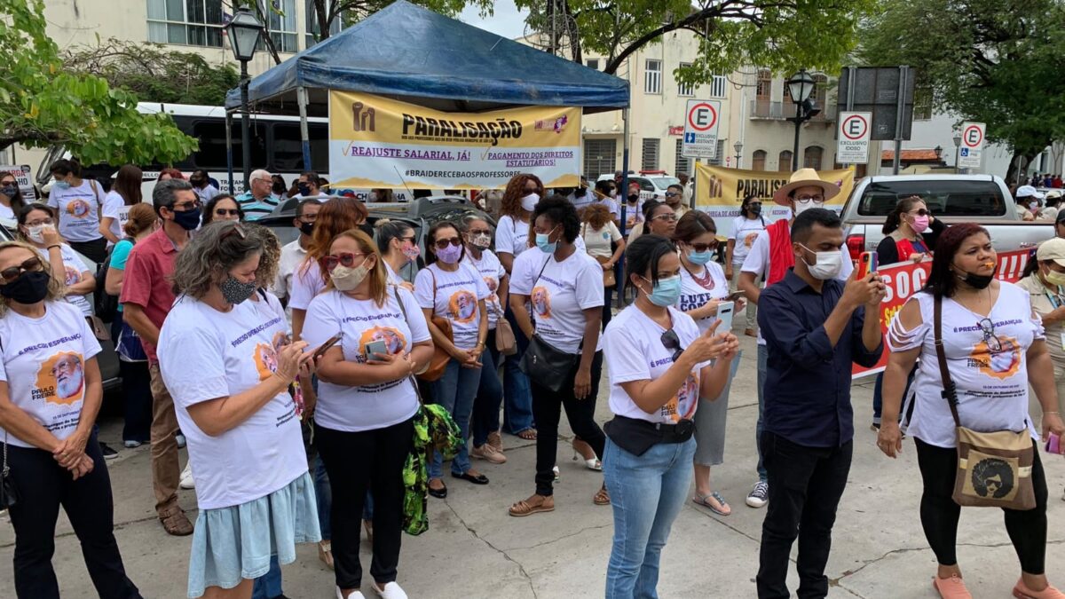 Professores protestam por reajuste salarial em frente a Prefeitura de São Luís