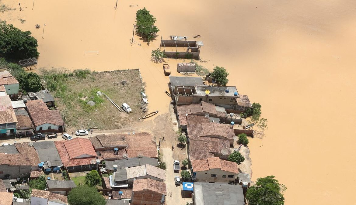 Cidades baianas atingidas pelas chuvas recebem hoje novos recursos