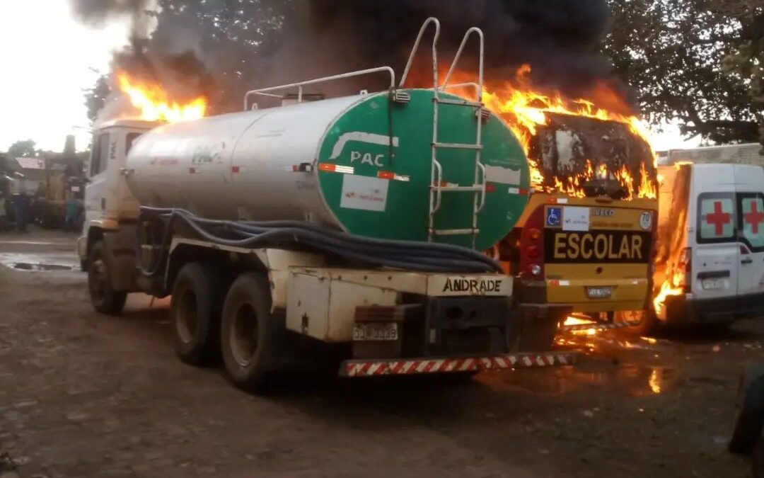 Incêndio em Pastos Bons destrói veículos da prefeitura