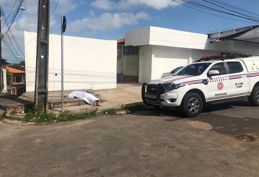 Jovem em situação de rua é encontrado morto em frente a unidade hospitalar em São Luís