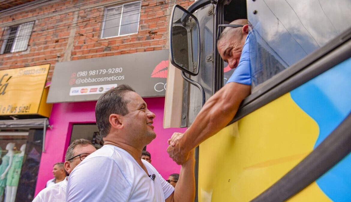 Weverton Rocha faz caminhada na Vila Luizão ao lado de lideranças