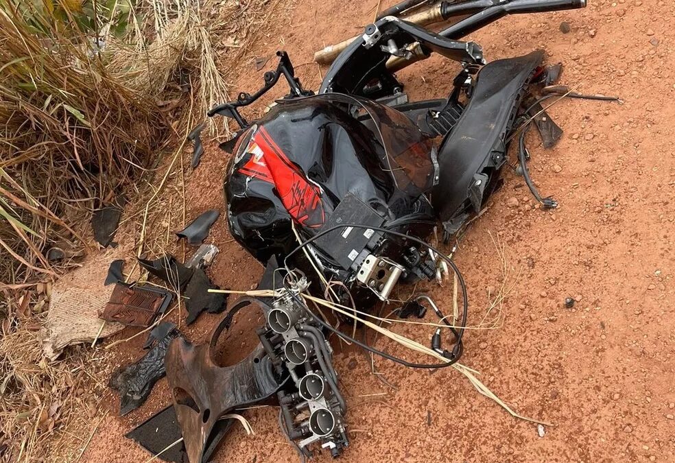 Homem morre em acidente envolvendo moto e caminhão na BR-010