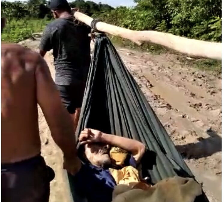 Em Carutapera, idoso doente é transportado numa rede pendurada num “pau de força”