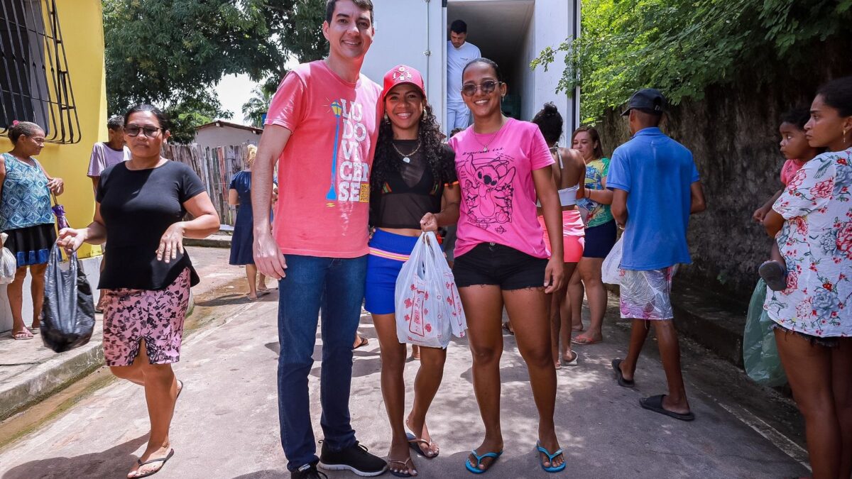 Fernando Braide e Brenda Santos entregam peixes em São José de Ribamar