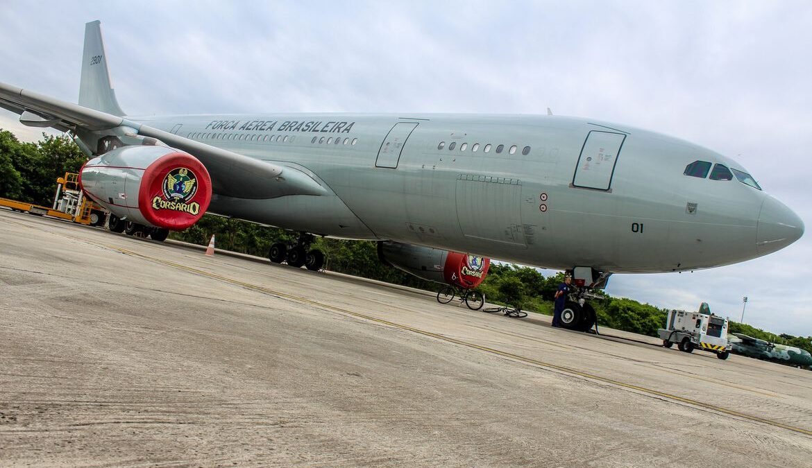 Sexto avião com brasileiros repatriados chega ao Rio de Janeiro