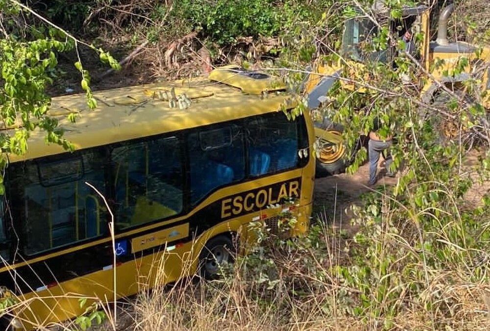 Van escolar com mais de 40 alunos cai em barranco em São José de Ribamar