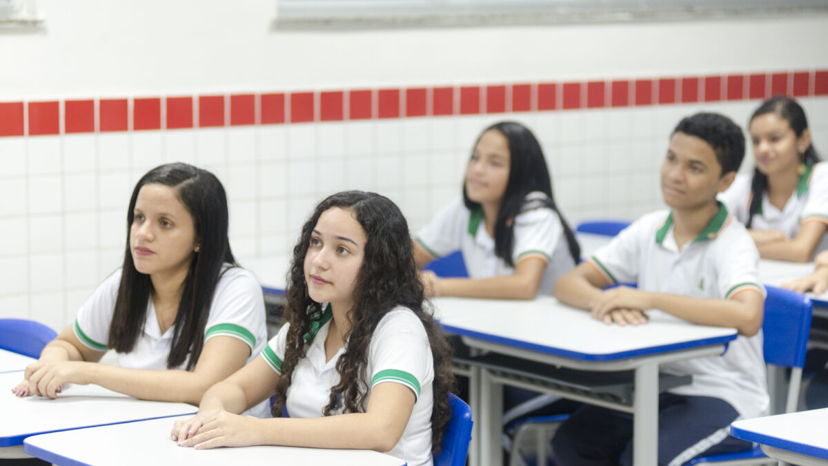 Câmara aprova auxílio para alunos de baixa renda do ensino médio