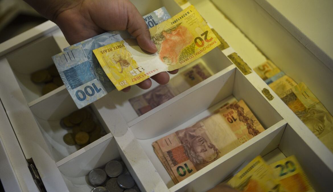 Novo salário mínimo de R$ 1.412 pode ser pago a partir dessa semana