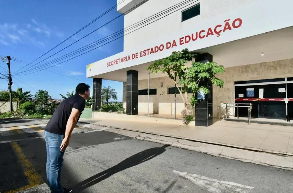 Camarão segue fora da Secretaria de Educação