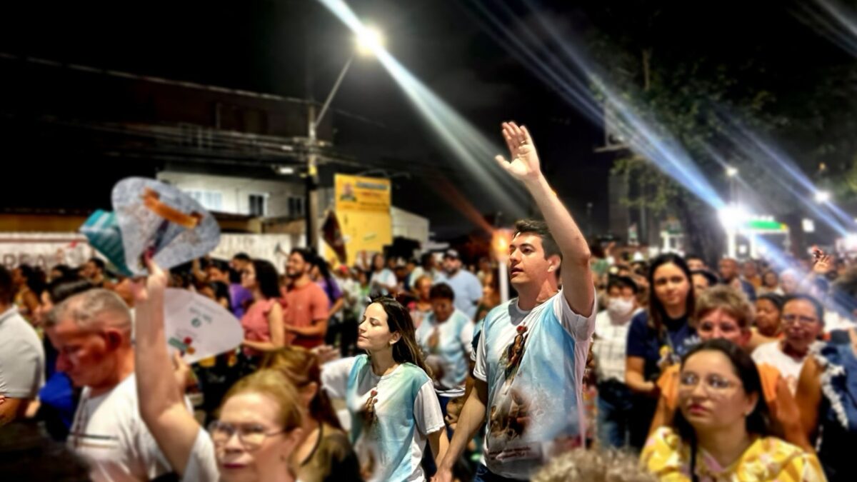 Fernando Braide participa da procissão do Círio de Nazaré no Cohatrac, ao lado de fiéis e família